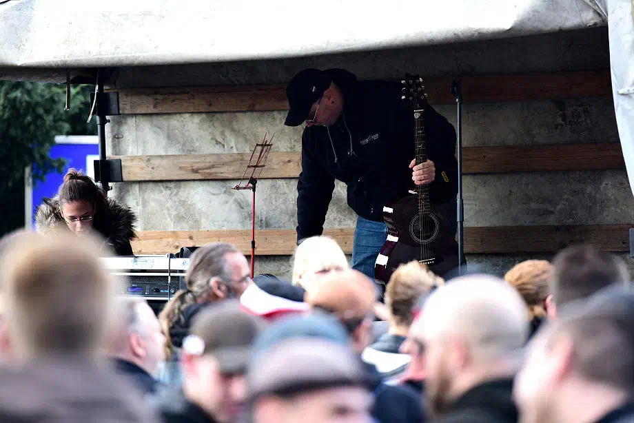 Der Auftritt von Oidoxie verlagerte sich an das Ende der Veranstaltung. Marko Gottschalk wurde dabei lediglich auf der Gitarre begleitet.