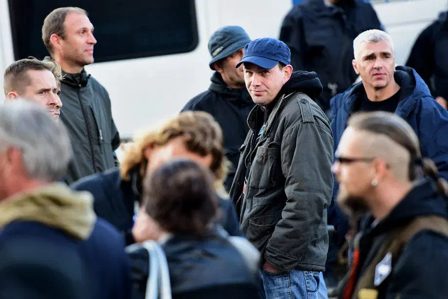 Neonazis, die sich in Dortmund im Umfeld von Andreas Lohei ("Nordic 12") sowie dem Organisationskern um Marcel Kuschela bewegten, schienen ebenfalls in "Ordnertätigkeiten" involviert. Ihre Aufmerksamkeit galt des anwesenden Fotograph*Innen