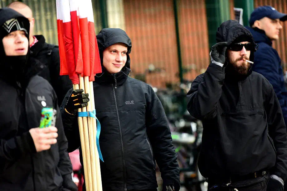 Unterstützung bei ihrem Anliegen eine Demonstration in Nienburg zu realisieren, fand die "Aktionsgruppe" vor allem bei lokalen Neonazis aus dem Raum Hannover. Doch auch diese "Unterstützungs-Strukture"n haben in den vergangenen Jahren mit erheblichen personellen Problemen, Umwälzungen und internen Streitigkeiten zu kämpfen. So haben sich etliche führend Neonazikader in den vergangenen Jahren aus den lokalen Zusammenhängen zurückgezogen oder setzen politische Schwerpunkte nunmehr anders. Über die Teilnahme an Demonstrationen und Kundgebungen geht die Handlungsfähigkeit der noch verbliebenen Strukturen kaum hinaus.