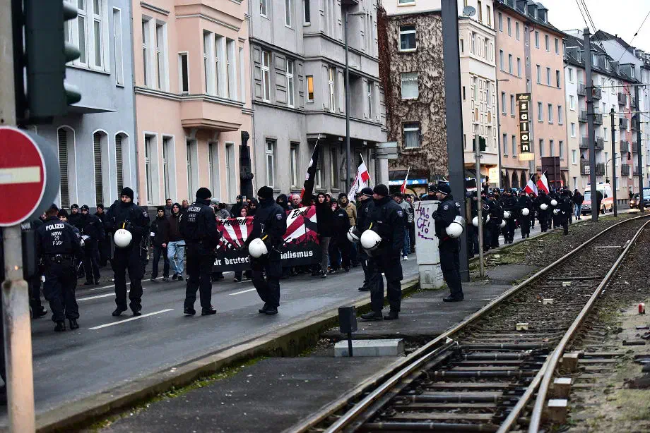 Letztlich konnte die Teilnehmer*innen des Demonstrationszuges lediglich etwa 500 Meter weit marschieren. Ab diesem Zeitpunkt verhinderte eine Blockade von Gegner*innen ein Weiterkommen der Neonazis.