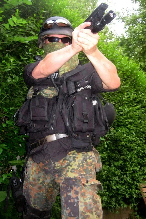 Der mutmassliche Täter war bereits im August 2000, wenige Tage nach dem Anschlag, durch die Polizei festgenommen worden. Er betrieb in der Nähe des Anschlagsorts einen Militaria-Laden und war kurz vor dem Anschlag von Zeugen in unmittelbarer Nähe des Tatorts gesehen worden. Die Beweise reichten jedoch nicht aus. Der damals stadtbekannte Neonazi wurde daraufhin aus der Haft entlassen.