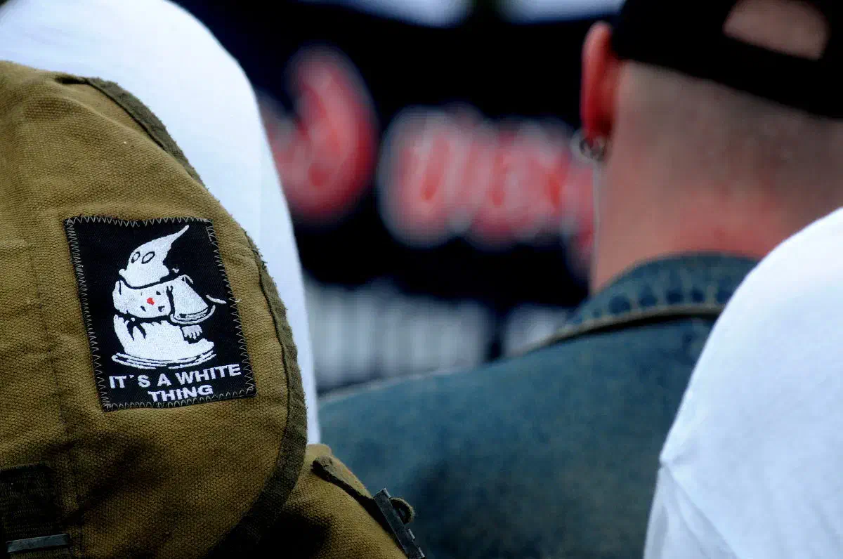 Der sogenannte "Klan-Song" gehört dabei zu den bekanntesten Veröffentlichungen der Musikgruppe "Landser". In dem Stück wird für den Klu-Klux-Klan und seine rassistische Ideologie geworben. Ein Umstand der von den Behörden auch ohne Kentniss der englischen Sprache erkannt werden konnte.. so ist der Text des indiziertens Musikstückes auf Deutsch... und unterliegt wie das dazugehörige Album "Republik der Strolche" in Deutschland (wohl mit Ausnahme vom Freistaat Thüringen) dem absolutem Verbreitungsverbot.