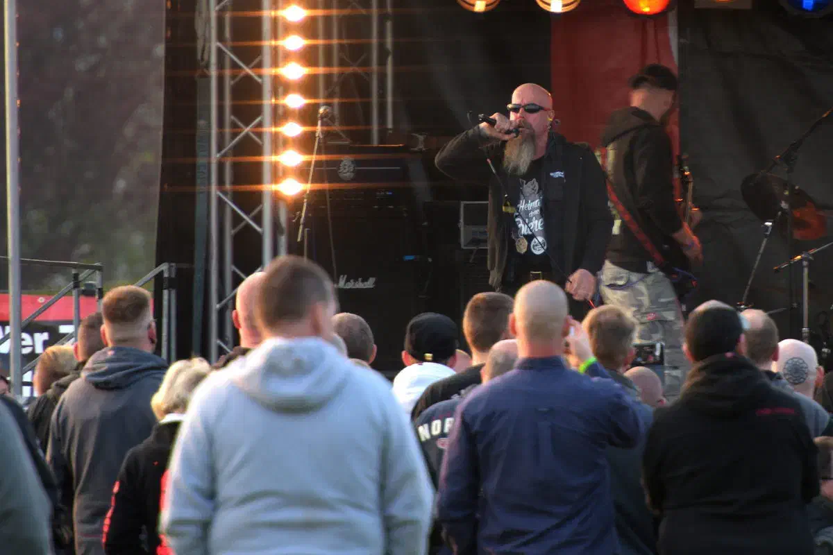 Denoch, die eingesetzten Polizeikräfte, die sich in Sicht- und Hörweite der Konzertveranstaltung aufhielten, schritten nicht ein... Die "Lunikoff-Verschwörung" konnten ungestört ihre Propaganda unter die versammelte Anhängerschaft bringen.