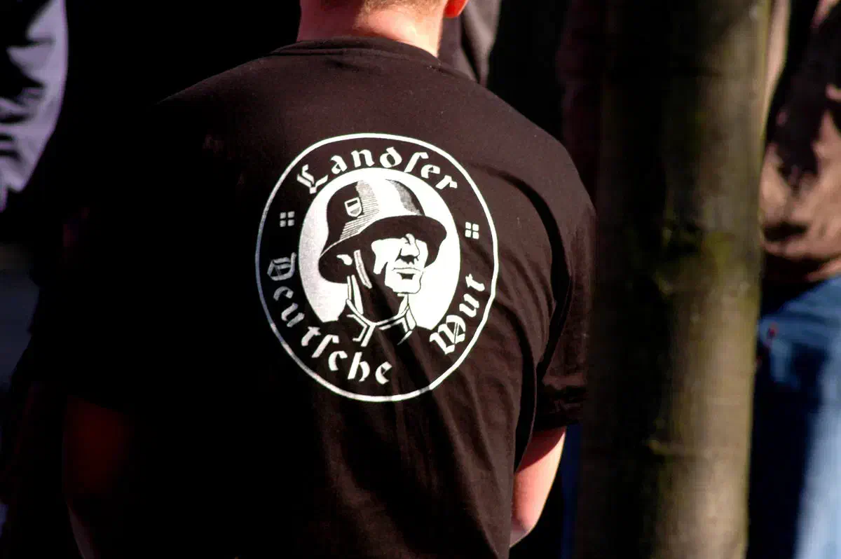 Dabei dürfte Michael Regener auch für die thüringischen Behörden kein Unbekannter gewesen sein. Als Frontmann der 2003 aufgelösten Nazirock-Band "Landser" war Michael Regener Sänger der bundesweit wohl erfolgreichsten und bekanntesten Musikgruppe aus dem neonazistischen Milieu. Sie wurden im Jahr 2003 vom Berliner Kammergericht als erste Musikgruppe überhaupt zur kriminellen Vereinigung erklärt, deren Mitglieder zu Geld- und Haftstrafen verurteilt.