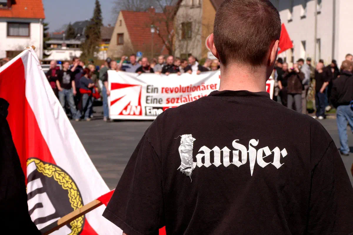 Michael Regener war Texter, Sänger und Kopf der Band und damit Rädelsführer und Hauptschuldiger während des Verfahrens vor dem Berliner Kammergericht. Er habe nach Ansicht des Gerichts aus tiefster nationalsozialistischer Überzeugung gehandelt und besonders Jugendliche für neonazistisches Gedankengut begeistern wollen. Aufgrund der Verurteilung muss Michael Regener jedes Konzert mit Datum und genauem Veranstaltungsort der Polizei bekanntgeben und den Behörden jederzeit den Zugang zur Veranstaltung gewähren... Nur mit dem Hinhören nahmen es die Behörden in der Vergangenheit, wie der Auftritt während des "Eichfeldtags" aufzeigt, wohl nicht allzu genau...