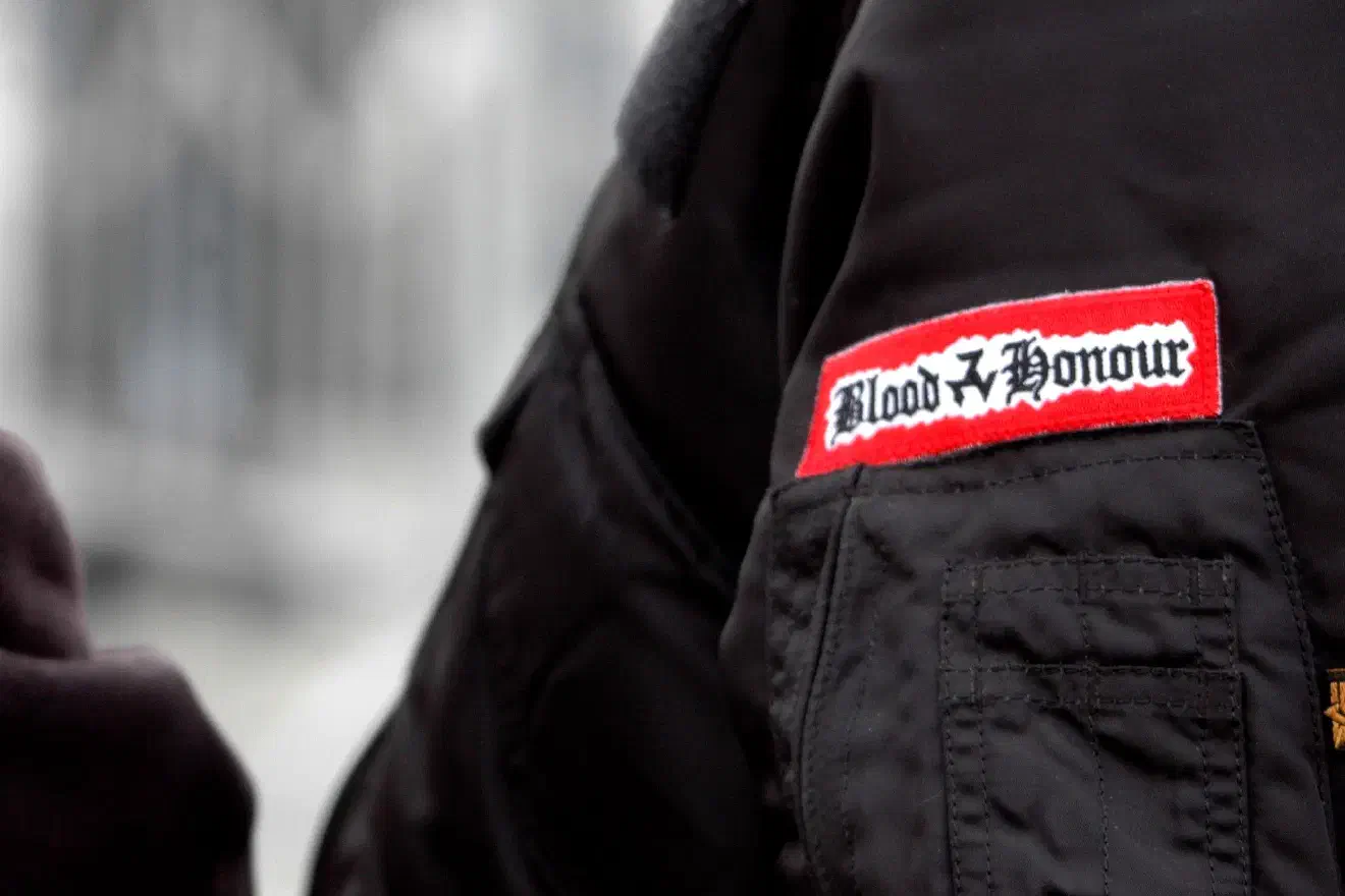 "Landser" wurde den international agierenden Strukturen von "Blood&Honour" ("Blut und Ehre") zugerechnet. Ein Netzwerk das es sich unter anderem zur Aufgabe gemacht hat, neonazistische Musikgruppen zu koordinieren und mittels Musik neonazistische Ideologie gezielt zu verbreiten. Ihre Mitglieder gelten dabei als extrem gewaltbereit, ihre Strukturen als klandestin. Mit "Combat 18" verfügt das Netzwerk über einen "bewaffneten Arm"... Während "Blood&Honour" und die B&H-Jugendorganisation "White Youth" im September 2000 in der Bundesrepublik verboten wurde, war "Combat 18" nicht von dem Verbot betroffen.