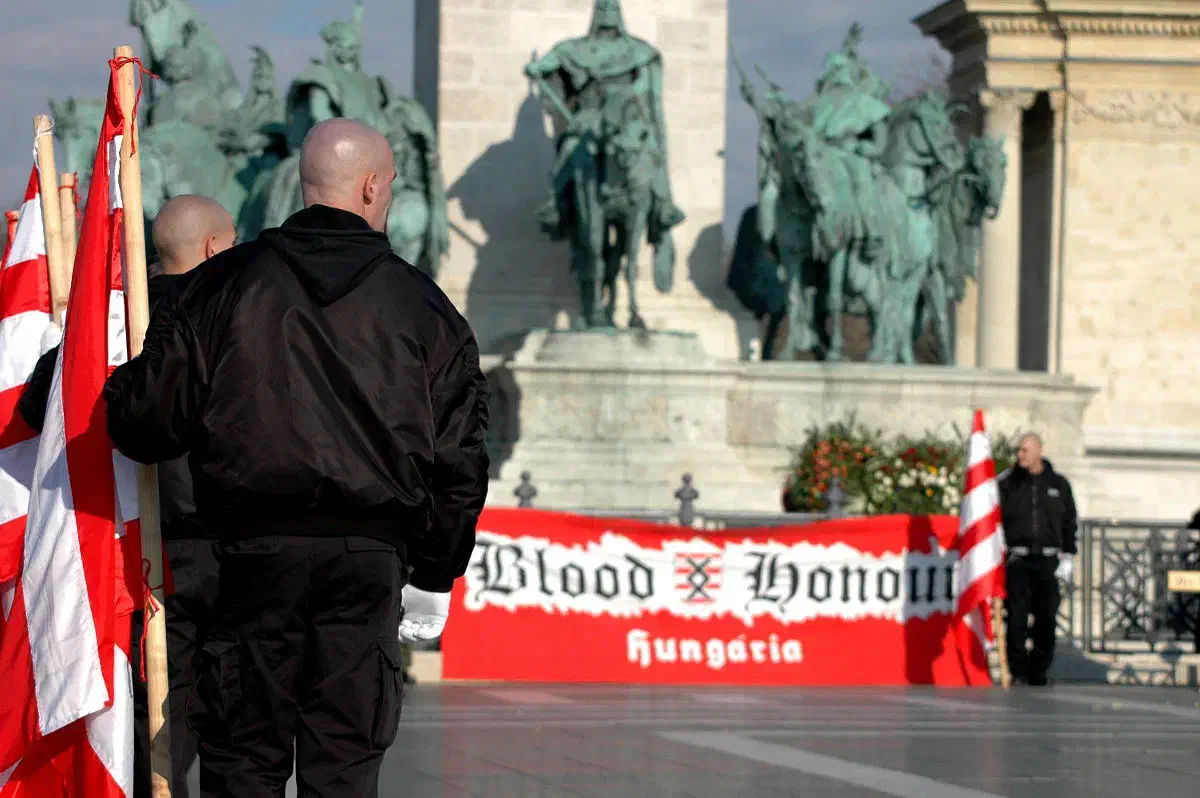 Bereits kurz nach dem Verbot gaben Aktivisten der Organisation die Parole "Trotz Verbot nicht Tod" heraus und organisierten sich im Untergrund neu. Hinzu kommt der Umstand das "Blood&Honour" in etlichen europäischen Ländern aktiv war und ist. Deutsche Neonazis beteiligten sich in der Vergangenheit an deren Veranstaltungen. Zuletzt war bekannt geworden das deutsche Neonazis ihre europäischen Kontakte in dieses Netzwerk nutzten um an Schießübungen teilzunehmen.
