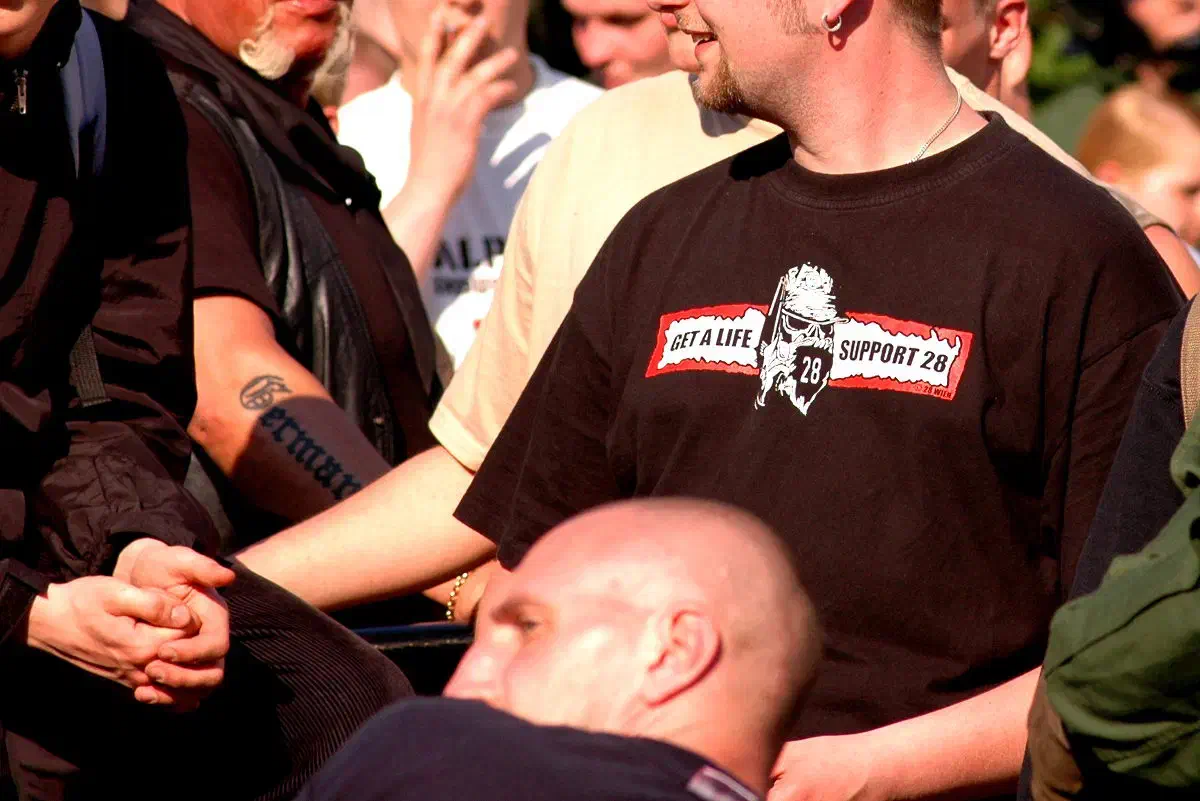 In der Bundesrepublik verwenden Neonazis stattdessen oftmals Kürzel wie die 28 (zweiter und achter Buchstabe im Alphabet) um ihre Zugehörigkeit oder Symphatie mit dem Neonazi-Netzwerk von "Blood&Honour" auszudrücken.