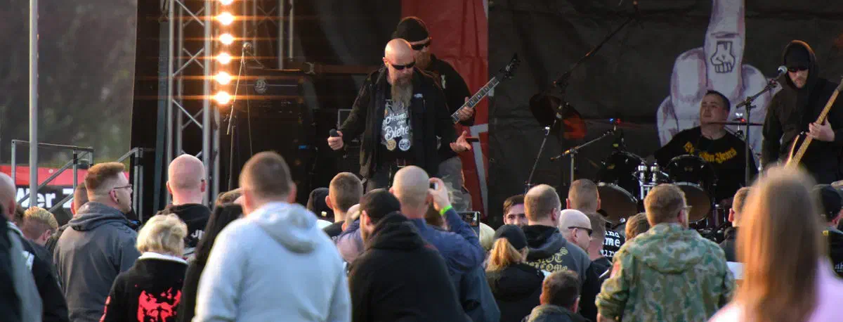 Die Verbindungen der Band "Lunikoff-Verschwörung" um ihren Sänger Michael Regener in die Netzwerke von "Blood&Honour" (sowie der anderen in Leinefelde aufgetretenden Bands) scheint die Behörden während des "Eichsfeldtages" jedoch nicht sonderlich interessiert zu haben.