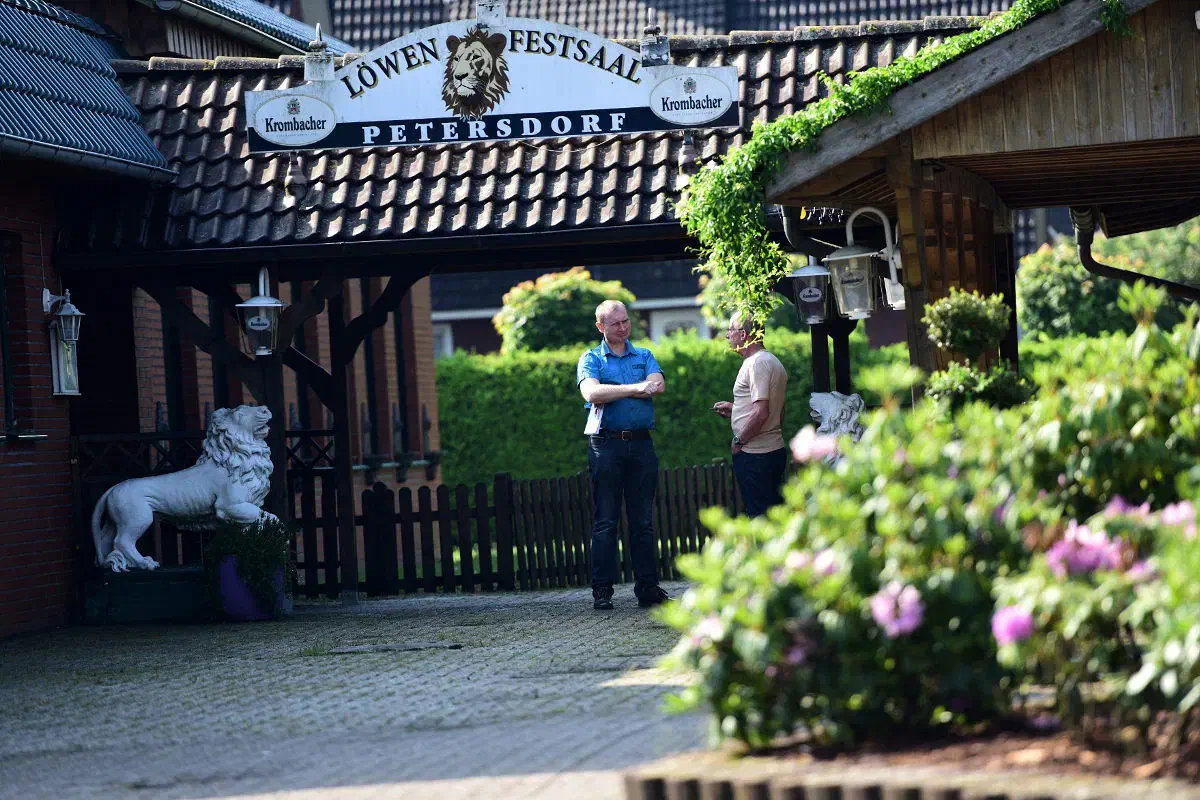 Der 52. Landesparteitag der NPD-Niedersachsen fand im sogenannten "Löwen-Festsaal" im niedersächsischen Petersdorf (Bösel) im Landkreis Cloppenburg statt. Für die NPD-Niedersachsen und ihre Anhängerschaft kein unbekannter Ort: fand hier doch bereits vor zwei Jahren ein Landesparteitag der NPD statt (Fotostrecke hier: http://recherche-nord.com/gallery/2015.05.10.html) 