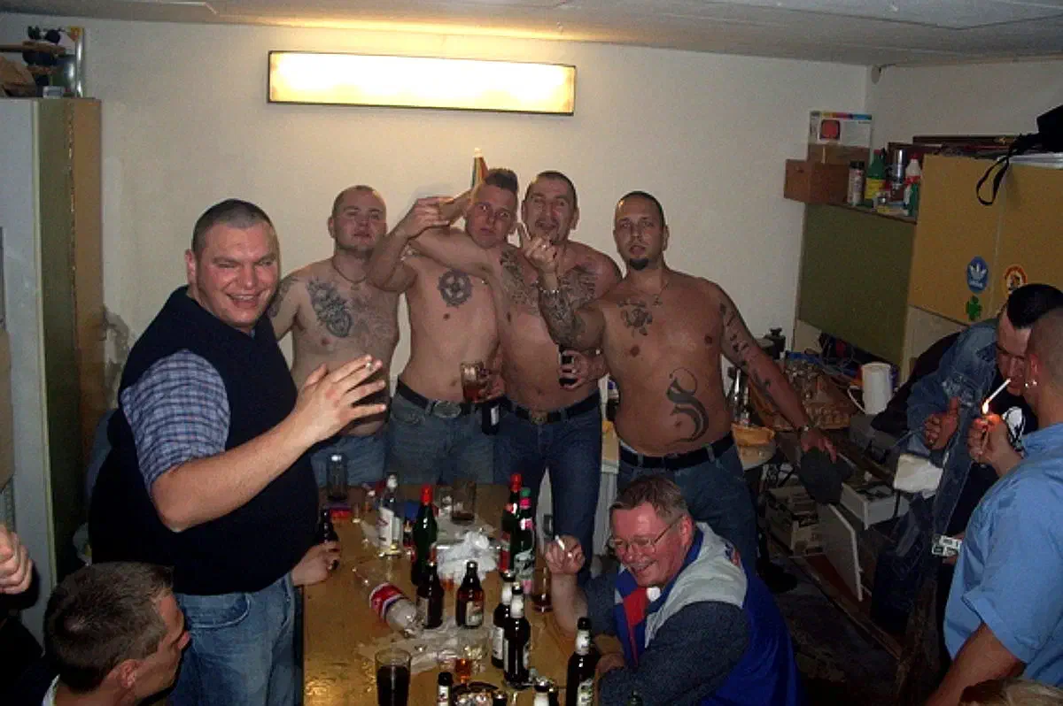 Im Zuge der niedersächsischen Kommunalwahl 2011 errang Behrens (hier im Kreis der "Snevern Jungs") ein Mandat als NPD-Abgeordneter im Kreistag des Heidekreises: ein Mandat, welches er nach der Kommunalwahl 2016 allerdings wieder abgeben musste.