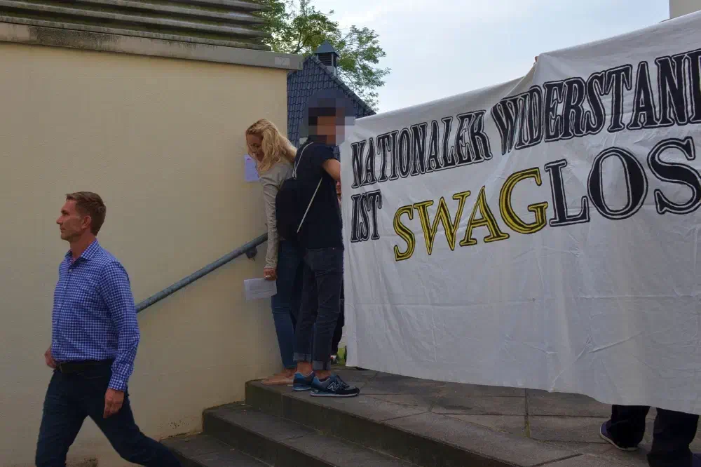 Besucher*innen des Vortrags mussten sich einen Weg durch die Gegendemonstrant*innen bahnen.