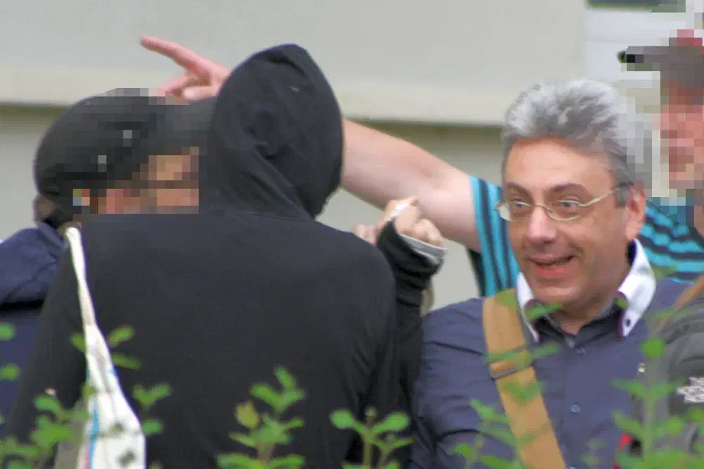 Alexander Tassis ist das letzte verbliebene AfD-Mitglied in der Bremischen Bürgerschaft. Er sorgte für Aufsehen, als er Angela Merkel in eine Reihe mit Adolf Hitler und Walter Ulbricht stellte. Ein Parteiausschlussverfahren gegen ihn ist im Sande verlaufen.