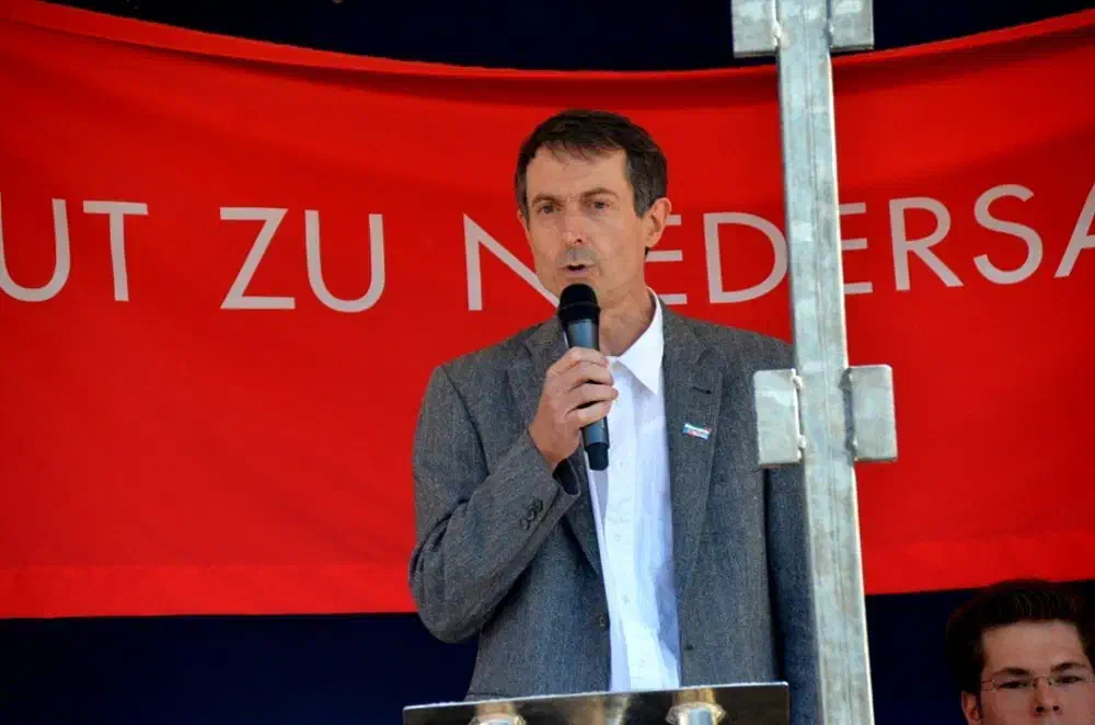 Gerhard Vierfuß fungierte bis zur Kommunalwahl 2016 als Sprecher des AfD Kreisverbands Oldenburg-Stadt/Ammerland. Der von ihm schlecht  geführte Wahlkampf sowie seine radikale Positionierung im völkisch-nationalistischen Flügel sollen zur Abwahl von Vierfuß geführt haben.
