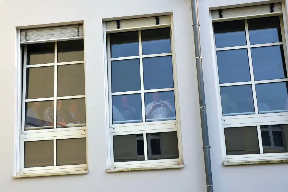 Aus dem Vortragssaal hinaus wurden Gegendemonstrant*innen abfotografiert.