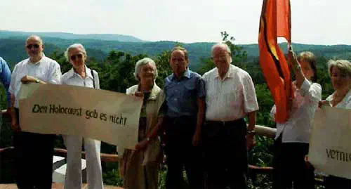 Imke Barnstedt im Juli 2003 auf der Wartburg (ganz rechts im Bild). Bei einer Solidaritätsaktion für Horst Mahler wurde der Holocaust offen geleugnet.