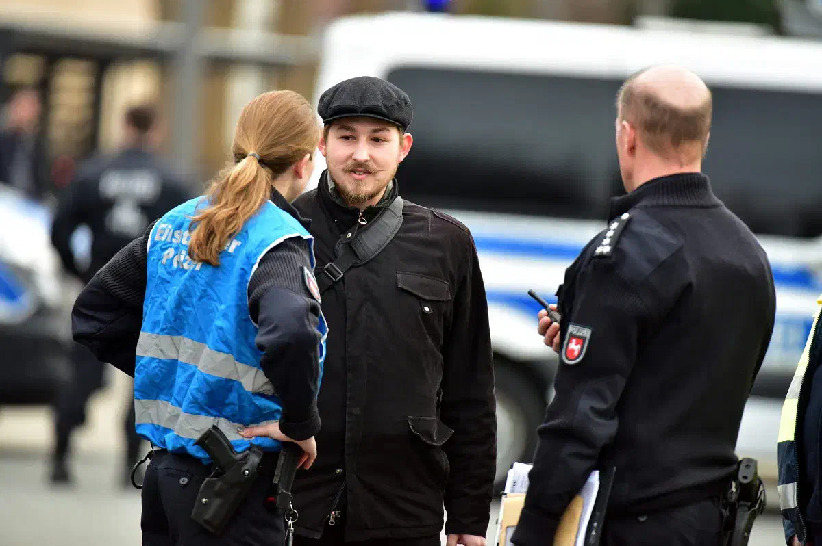 Der "Jungpolitiker" Lars Steinke gilt dabei, als umtriebiger Netzwerker zwischen neonazistischen Kameradschaften, Burschenschaften, der "Identitären Bewegung" (IB) und den Parteistrukturen der AfD. (siehe dazu auch afdwatchbremen)