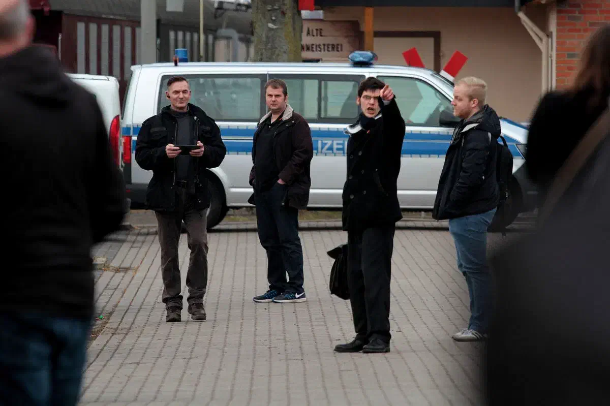 Anreisende Teilnehmer der JA-Kundgebung in Kirchweyhe zeigten sich angesichts von Gegenprotesten und der Dokumentation ihrer Veranstaltung nicht amüsiert. Gegen die Dokumentation ihrer Veranstaltung "werde man Rechtsmittel einlegen", so der Anmelder Lars Steinke. 