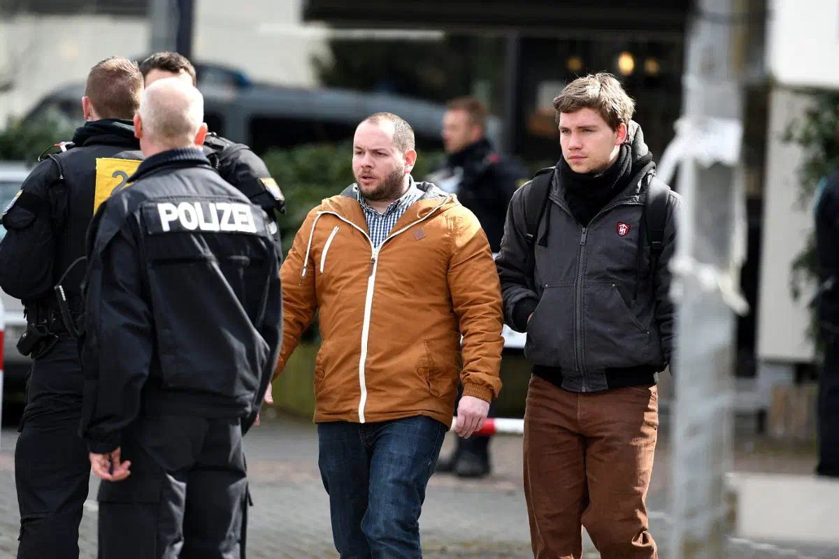 Zur Durchführung der Veranstaltung verlangte die Stadt Wetzlar das die NPD verschiedene Punkte im Vorfeld zu erfüllen habe. Dazu zählte die Bereitstellung eines eigenen Sicherheitsdienstes, ein Sanitätsdienst sowie eine Versicherung welche für eventuelle Schäden aufzukommen habe. Der letzte Punkt gestaltete sich für die NPD-Hessen zum Problem nachdem Thassilo Hantusch (hier rechts im Bild) diese unter falschen Angaben abschloß. So wurde eine Versicherung nicht für eine NPD-Veranstaltung abgeschlossen sondern für einen fiktiven "Hantusch Kongress".