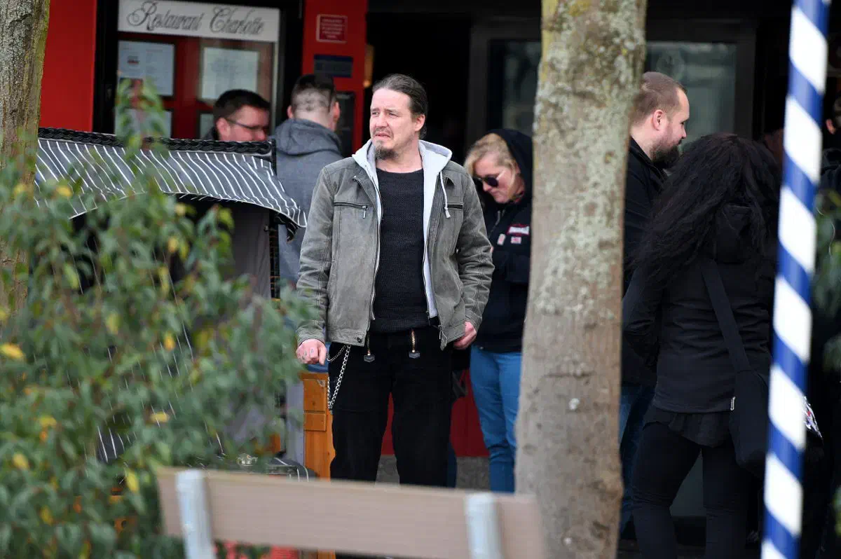 Polizeikräfte führten daraufhin rigeros Personalkontrollen durch und sorgten dafür das die versammelten Neonazis am Hotelkomplex gebunden wurden. 