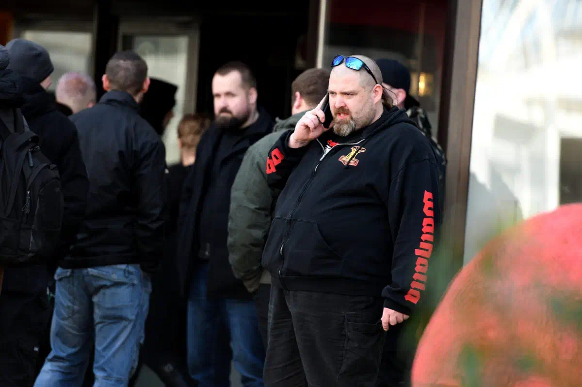 Der versammelte Personenkreis hoffte bis zuletzt auf eine Entscheidung des Bundesverfassungsgerichts, welche um 14 Uhr erwartet wurde, und der NPD den Weg zur Nutzung der Stadthalle freimachen würde.