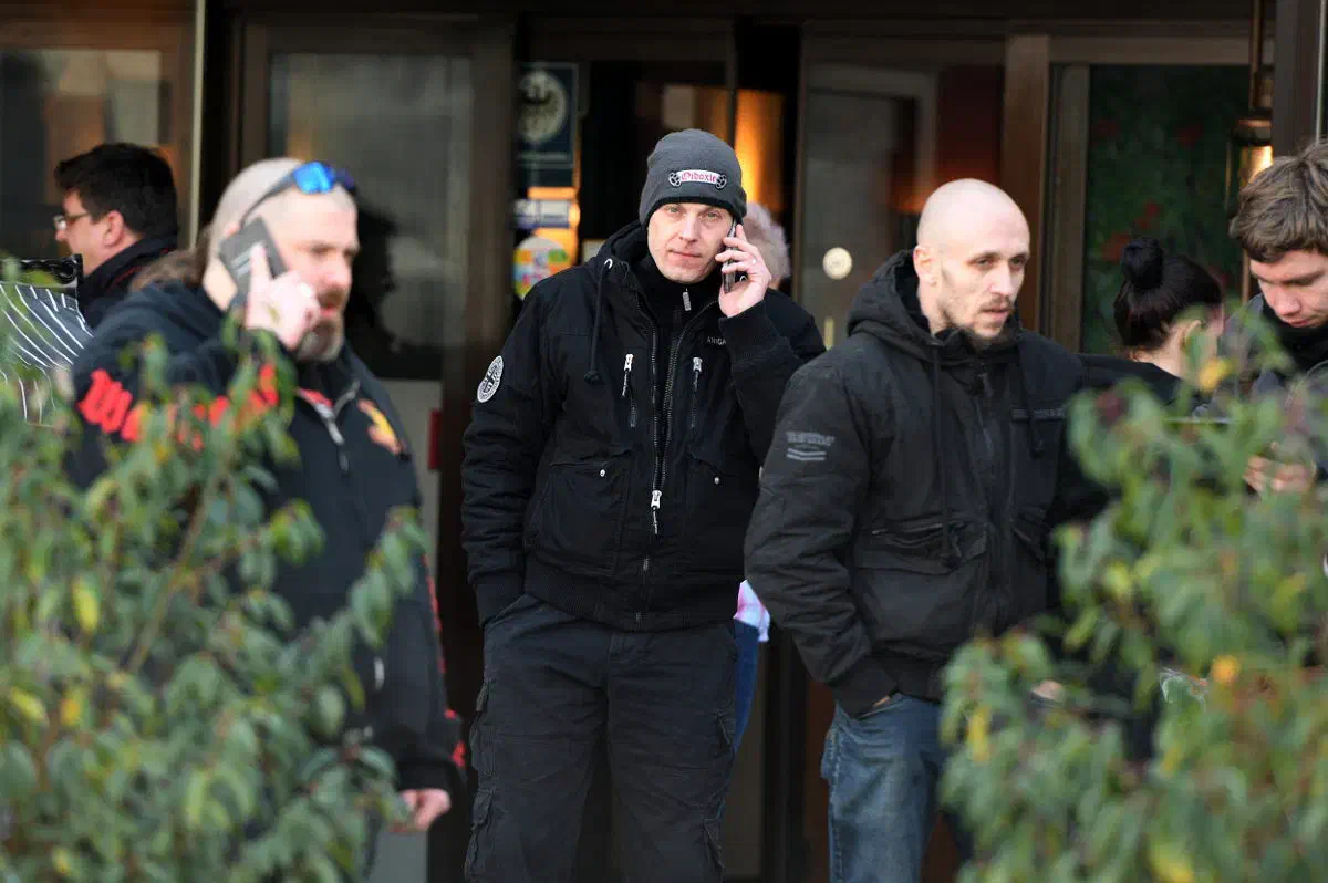 Vor Ort befand sich auch Marco Gottschalk, seines Zeichens Sänger der "White-Power" und Rechtsrockband "Oidoxie". Die Formation wird dem Netzwerk von "Combat 18" (C18) zugerechnet. Auffällig war das ungeheure Interesse von Medienvertreter*innen an Gottschalk, die vor allem mit der anhaltenden Berichterstattung über "Combat 18" in den vergangenen Monaten zusammenhing.