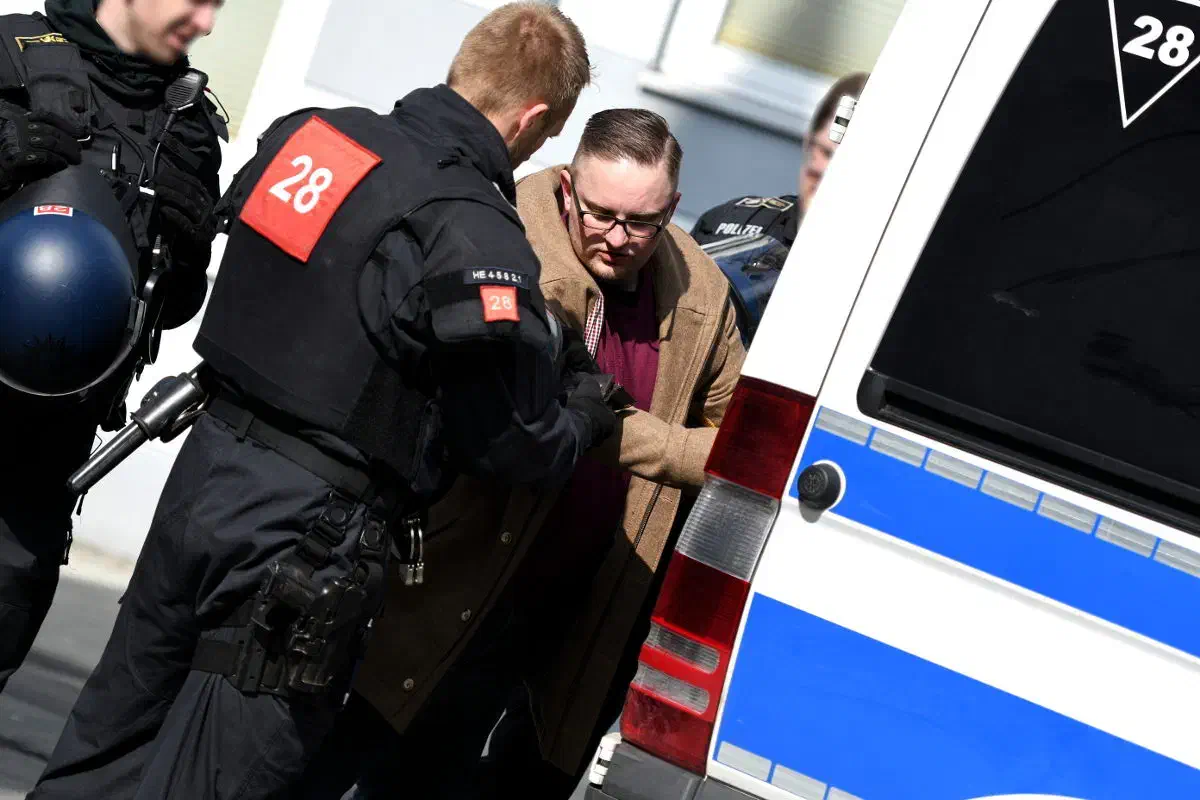 Die anreisenden Neonazis mussten sich strengen Personal- und Körperkontrollen unterziehen. 