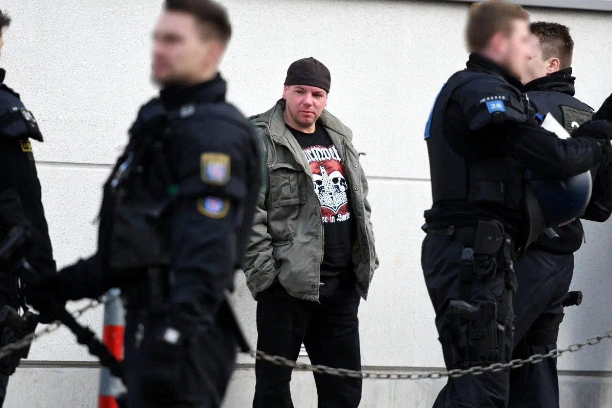 Marco Eckert, Teil der Band "Oidoxie" und der ebenfalls zum "Combat 18" und "Blood & Honour" Netzwerk gehörenden Rechtsrockband "Sturmwehr". Eckert betreibt darüber hinaus den einschlägigen Sturm18-Versand.