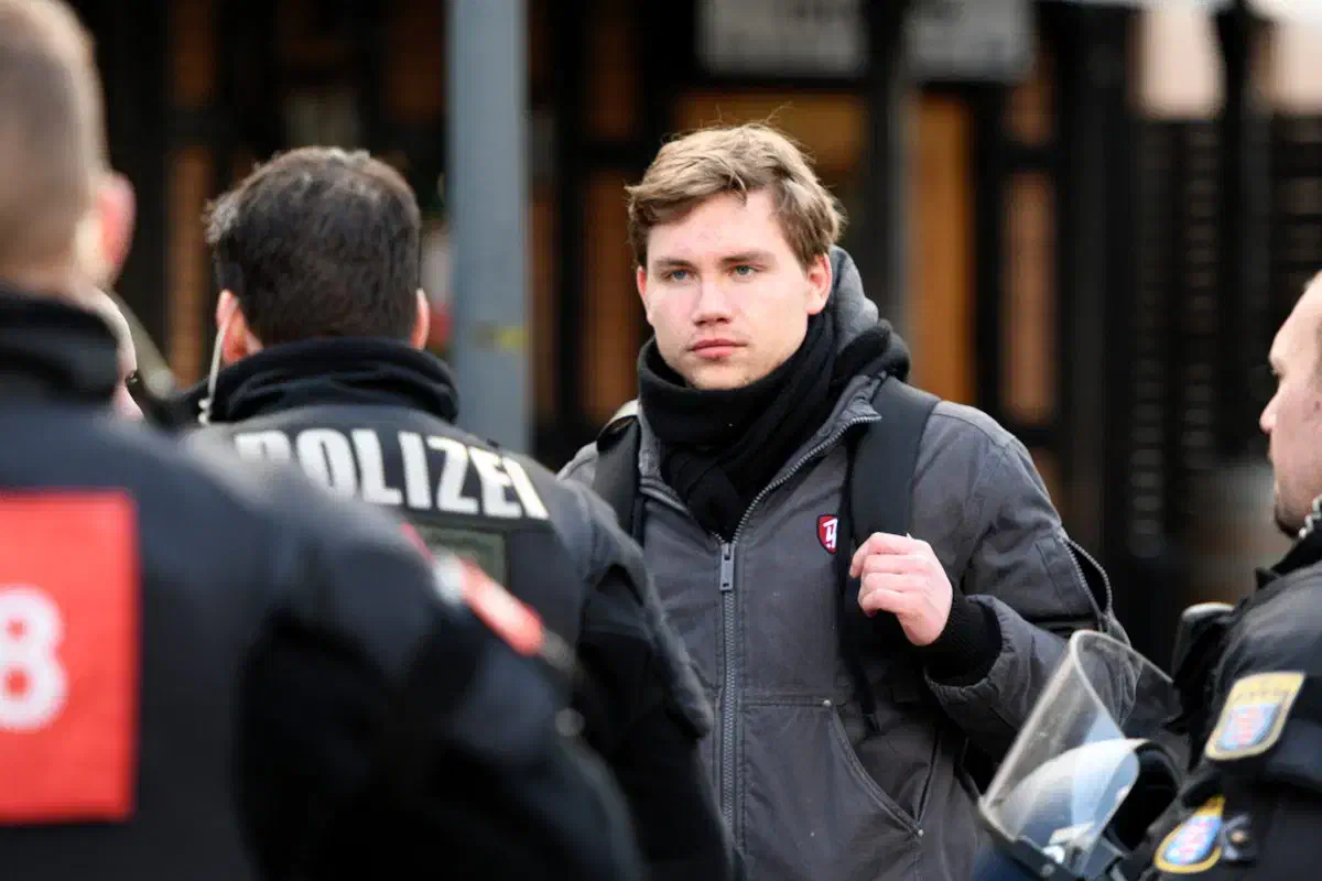 Währenddessen versuchte Thassilo Hantusch weiterhin (erfolglos) die Polizeiführung davon zu überzeugen das die NPD im Recht sein und das diese der NPD und ihren Anhänger*innen den Weg zur Stadthalle freimachen solle.