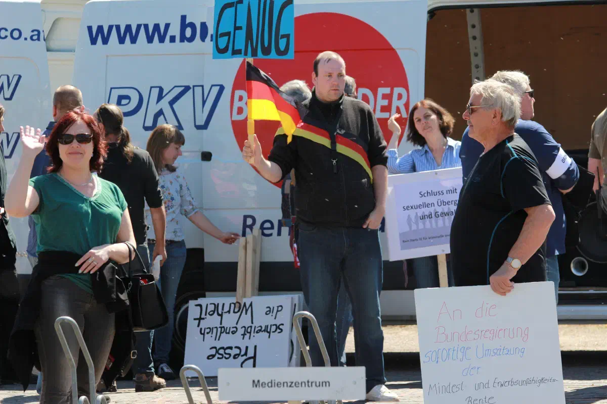 Die Demonstration fand unter dem Label „Kandel ist überall“ statt und nahm dadurch Bezug auf eine Beziehungstat in der Südpfalz, die von den Organisator*innen rassistisch umgedeutet wird.