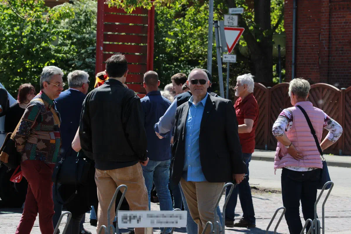 Thorsten Moriße, in seiner Heimatstadt Wilhelmshaven politisch weitgehend isoliert, reiste auch nach Delmenhorst alleine an.