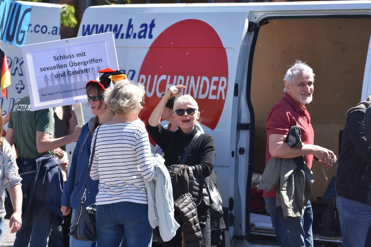 Ein halbes Dutzend Mitglieder des AfD-Kreisverbands „Oldenburg-Stadt/Ammerland“ fanden sich ebenfalls in Delmenhorst ein.