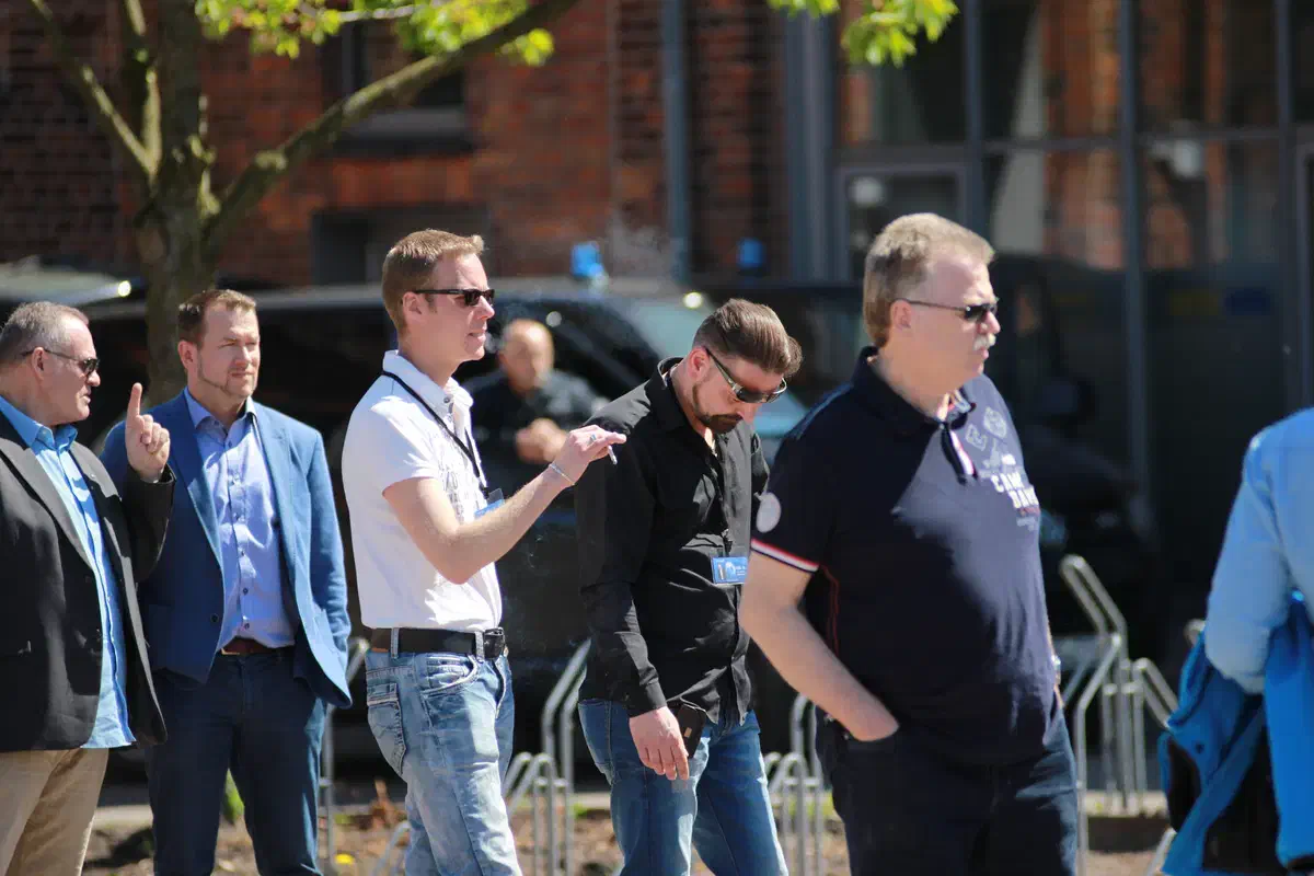 Bildmitte: Ein sympathisierendes „Kamerateam“ von dem AfD-nahen Videoformat „RIKO TV“ aus dem Landkreis Osnabrück.