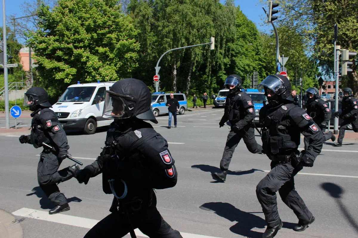 Mehr als 250 Menschen protestierten gegen den rassistischen „Frauenmarsch“. Es kam zu Blockadeversuchen und vereinzelten Rangeleien.