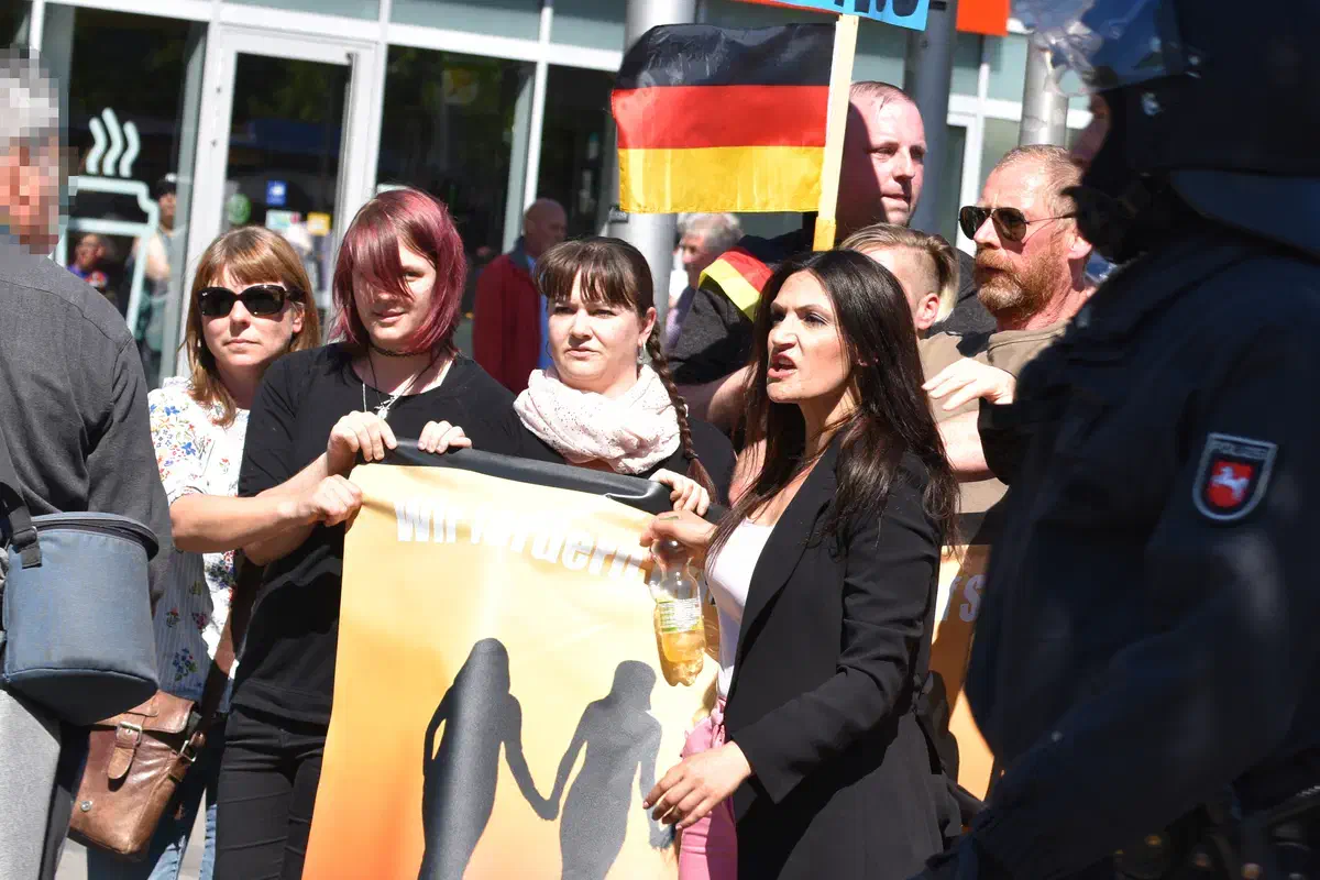 Bilge verhielt sich derart aggressiv, dass sie eine Flasche nach einem anwesenden Fotografen warf.