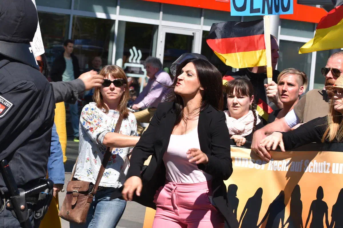 Gegendemonstrant*innen und Pressevertreter*innen wurden über die gesamte Dauer des Marschs gefilmt und fotografiert. Darüber hinaus kam es aber auch zu Nötigungen und Bedrohungen.