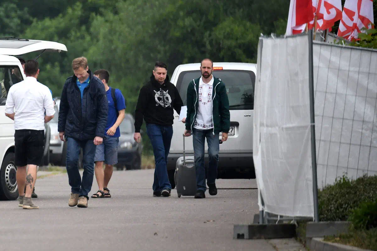 Neonazis aus Bulgarien (rechts) während der Anreise.