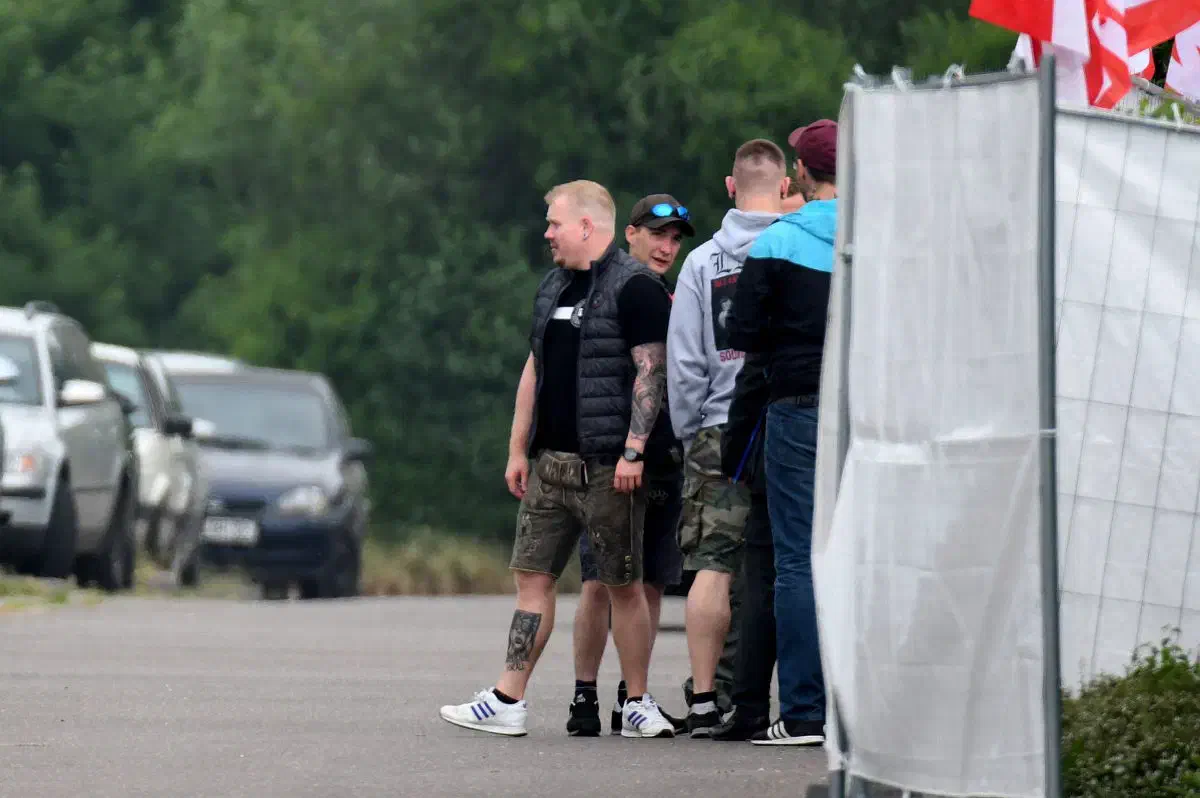 Philipp Neumann (links) Sänger der Rechtsrockgruppe "FLAK" während der Anreise.