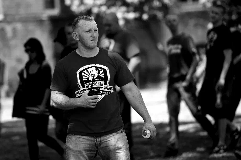 Das änderte sich auch im Folgejahr 2015 in Neuruppin nicht, lag doch auch hier die Organisation in NPD-Händen. Der Crew um Dave Trick gelang es nicht  wieder mehr Neofaschist*innen zu aktivieren, was sicher auch mit der ungünstigen Lage von Neuruppin zu tun hat.