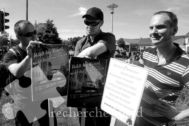 Als ursprünglich von freien Kräften organisierte  Veranstaltung geriet der TddZ immer mehr zu einer Veranstaltung, deren Durchführung in der Hand rechter Parteien liegt. War es über mehrere Jahre die NPD, folgte dann nach deren Schwächung 2016 die Partei "Die Rechte". Zu dieser Entwicklung trugen die zahlreichen Verbotsverfahren gegen rechte Kameradschaften und Gruppen nicht unerheblich bei. Hier Mitglieder der Gruppe "Besseres Hannover" 2010 in Hildesheim.