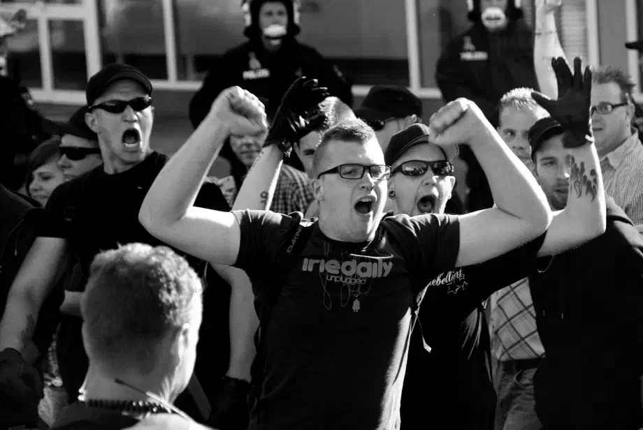Anders als bei den Großdemonstrationen in Wunsiedel, Magdeburg, Dresden oder Bad Nenndorf, wo getragene Stimmung oder strikte Disziplin an der Tagesordnung waren, herrschte beim TddZ häufig von Beginn an eine aggressive Stimmung, wie 2011 in Peine. Lag es hier vermutlich an dem Demonstrationsverbot für die Stadt Braunschweig,...