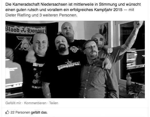 2014 feierte Dieter Riefling unter anderem mit Martin Schüttpelz (links im Bild) Silvester bei „Die Rechte Hildesheim“ Dabei posierte man in ausgelassener Stimmung vor der in Deutschland verbotenen Fahne des Neonazinetzwerkes Blood&Honour.