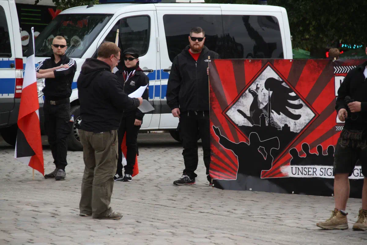 Als absehbar war, dass die Teilnehmer*innen unter sich bleiben würden, begann Dieter Riefling mit dem Verlesen der Auflagen. Riefling war in Hannover, wie auch schon bei allen vorherigen Veranstaltungen zu TddZ, wiederum mit einem Redeverbot belegt worden