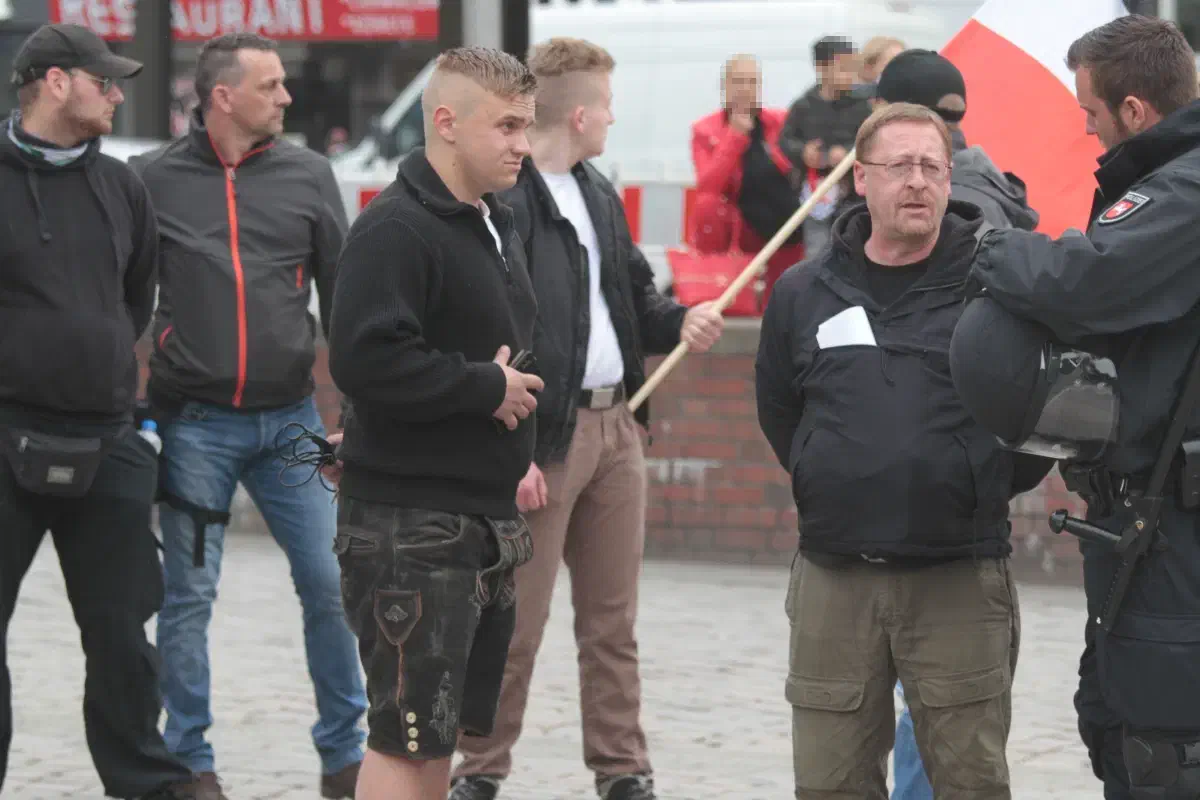 ... und ließ sich nur widerwillig von Dieter Riefing beruhigen. Nach kurzer Pause konnte die Kundgebung dann witergeführt werden.