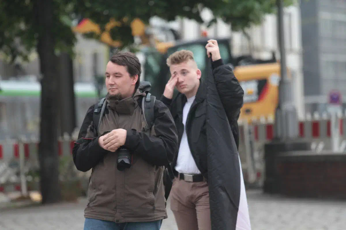 So schwadronierte er von Ausländerbanden, die die Straßen der Stadt – vor allem rund um den Steintor-  unsicher machten und von einem Ausländeranteil in Hannover von über 40 %, der sich nach seiner Prognose in den nächsten Jahren locker auf 50 – 60 % steigern würde.