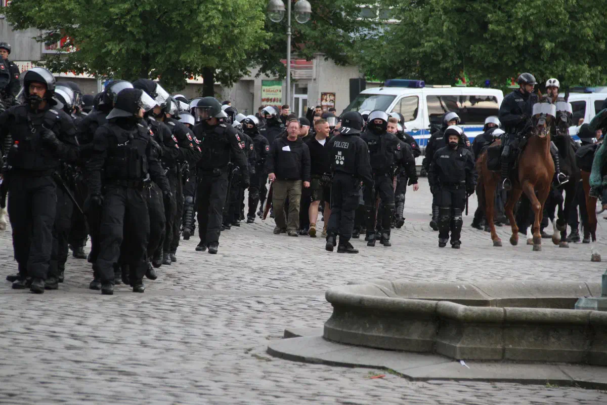 Nur unter starkem Polizeischutz konnten die Teilnehmer*innen den Steintor in Richtung Hauptbahnhof wieder verlassen, ...