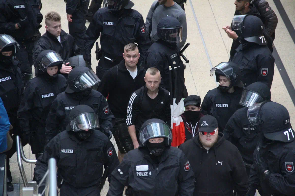 ..., da auch der Rückweg bis in die Bahnhofshalle hinein von starken Gegenprotesten begleitet wurde, ...