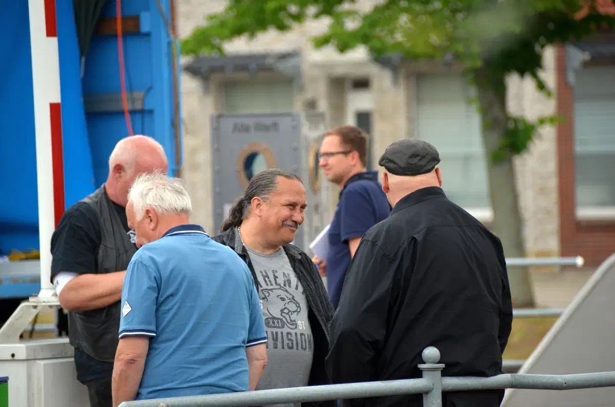 Aus Wilhelmshaven machte sich eine größere Gruppe auf den Weg ins Emsland. Hier in der Bildmitte Ralf Diederich, der als Gründer der Wilhelmshavener "Bürgerwehr" gilt. Diederich gehört zur sogenannten "AfD-Initiativgruppe" Wilhelmshaven, die in einem lokalen Richtungsstreit als radikaler und völkischer gilt als die Rest-AfD.