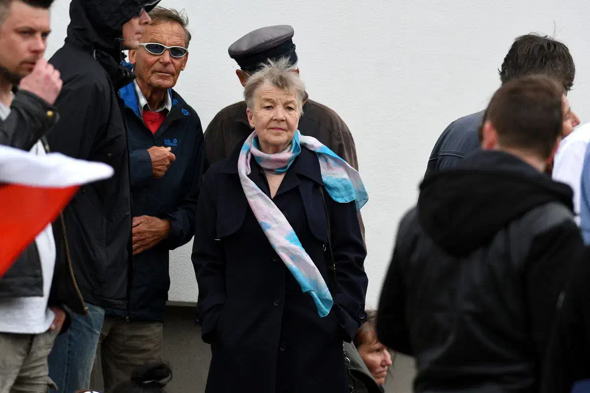 Am 10.Mai 2018 nahm Imke Barnstedt, wie hier im Bild zu sehen, an einer Demonstration der Neonaziszene in Bielefeld teil. Die Demonstration forderte die Freilassung der inhaftierten notorischen Holocaustleugnerin Ursula Haverbeck-Wetzel.