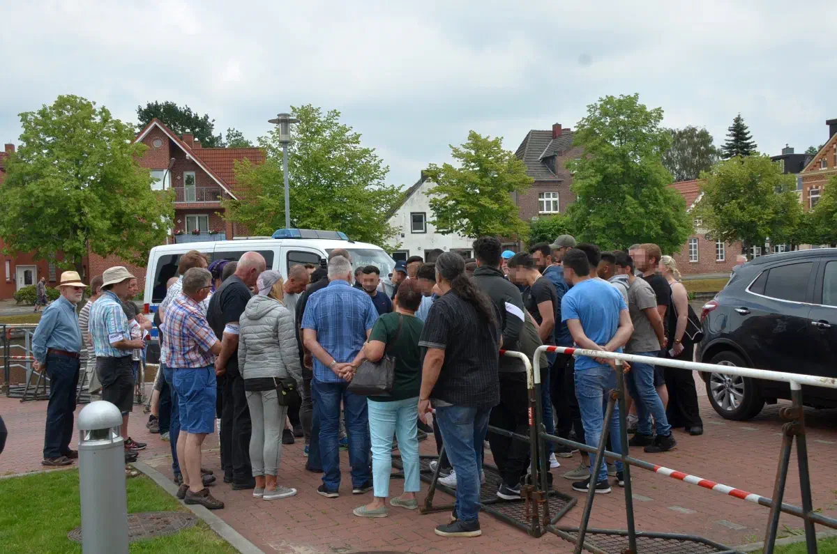 Während die Kundgebung lief, kam es zu einer vielbeachteten Diskussion zwischen Serge Menga und einigen Gegendemonstrant*innen, die sich an der Absperrung versammelt hatten.